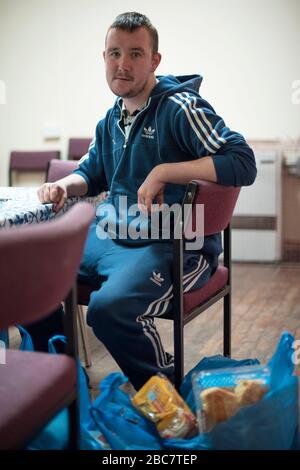 Il cliente Kieran Donnelly, Foodbank, dove i, Daniel Blake (Dir, Ken loach, 2016) è stato girato. Venerabile Chiesa di Bede, Newcastle, 22 maggio 2017. Foto Stock