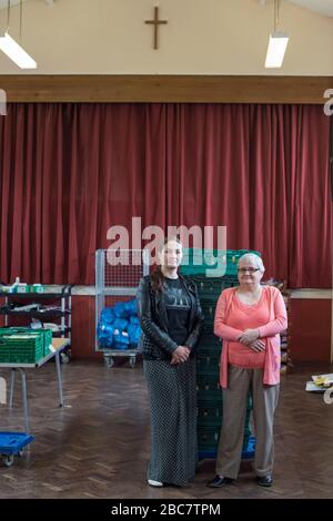 Kathleen e Elaine, Foodbank, dove i, Daniel Blake (Dir, Ken loach, 2016) è stato girato. Venerabile Chiesa di Bede, Newcastle, 22 maggio 2017. Foto Stock