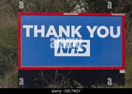 Grazie cartellone NHS. La pubblicità in ostaggio sulla A127 vicino Basildon, Essex, Regno Unito, ha usato per mostrare un grande messaggio di grazie al Servizio sanitario Nazionale Foto Stock