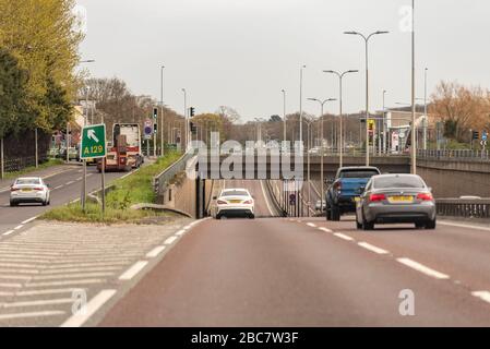 Rayleigh Weir A127 raccordo stradale arterioso Southend con il traffico. Incrocio con sottopassaggio alla rotonda con la A129 in direzione di Southend on Sea, Essex UK. Foto Stock