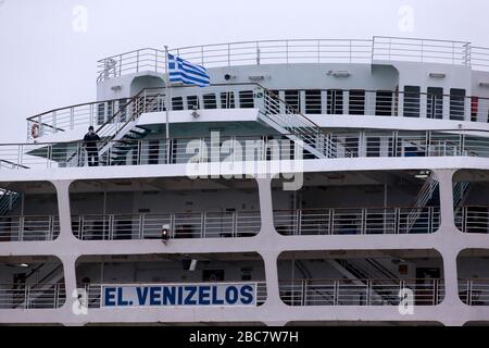 (200403) -- PIRAEUS, 3 aprile 2020 (Xinhua) -- il traghetto 'Eleftherios Venizelos' è visto ancorato al porto di Pireo, Grecia, 3 aprile 2020. La Grecia ha riferito giovedì tre ulteriori morti legate al romanzo coronavirus nelle ultime 24 ore, portando il totale del tributo di morte a 53 dal primo caso confermato nel paese è stato annunciato il 26 febbraio. (Xinhua/Marios Lolos) Foto Stock