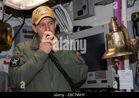 Brett Crozier, comandante della portaerei USS Theodore Roosevelt, si rivolge all'equipaggio in partenza per la distribuzione il 17 gennaio 2020 a San Diego, California. Crozier è stato sollevato dal dovere 31 marzo 2020 dopo aver scritto una lettera di quattro pagine ai suoi superiori, invocando loro di agire per contribuire a arginare la diffusione di casi di COVID-19 sulla sua nave. Foto Stock