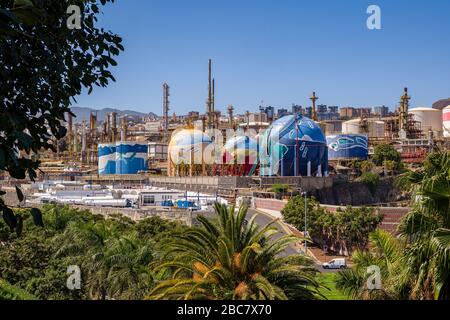 Edifici colorati e strutture della raffineria di petrolio Refinería de Santa Cruz de Tenerife Foto Stock