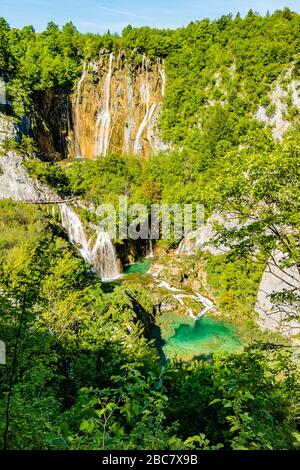 Veliki Slap, la grande o Grande cascata, che scorre in una serie di piccoli laghi, nel Parco Nazionale dei Laghi di Plitvice in Croazia, Europa. Maggio 2017. Foto Stock
