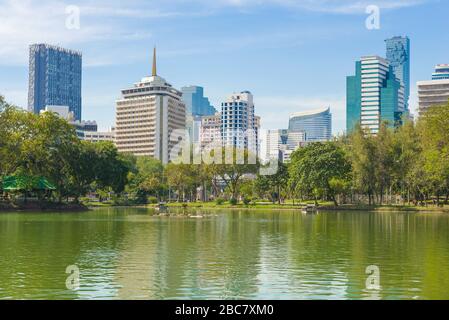 BANGKOK, THAILANDIA - 01 GENNAIO 2019: Giornata di sole sul lago nel parco Lumpini Foto Stock