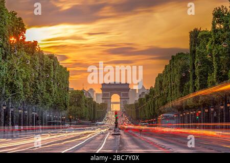 Champs Elysees e Arc de Triomph al tramonto a Parigi Foto Stock