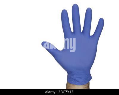 Una mano maschile che indossa un guanto in nitrile blu è mostrata isolata su uno sfondo bianco. Foto Stock