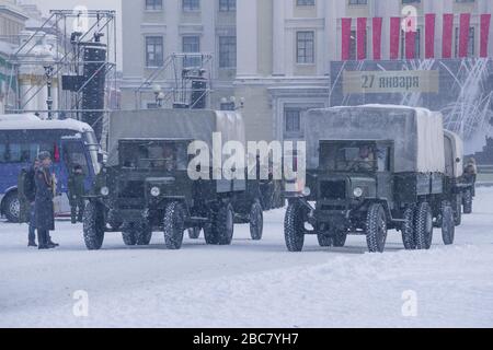 ST. PETERSBURG, RUSSIA - 24 GENNAIO 2019: Camion sovietici del periodo della Grande Guerra Patriottica sulla prova della parata militare in onore del giorno Foto Stock