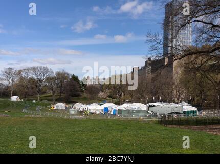 Vista dell'ospedale di campo posto a Central Park da Samaritan's Purse aiuta Mt Sinai a trattare pazienti con coronavirus o covid-19 Foto Stock