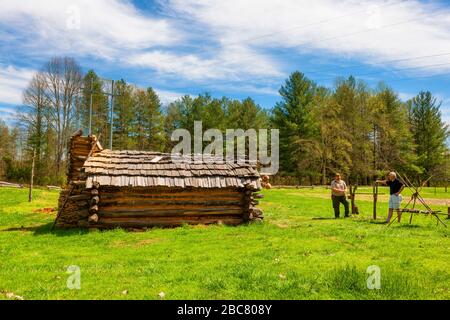 Limestone, Tennessee, USA - 30 marzo 2020: Il ranger del parco statale spiega la storia del parco mantenendo la distanza di sicurezza durante il coronavirus. Foto Stock