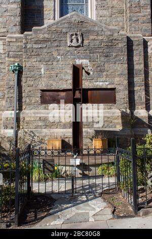 La croce di ferro si riprese dal sito di attacco terroristico 9-11 e presentata alla Chiesa del buon Pastore come memoriale dalla polizia dell'autorità portuale Foto Stock