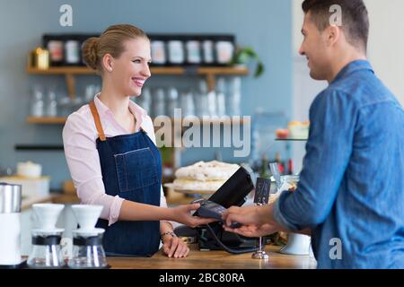 Servire il cliente al bar Foto Stock