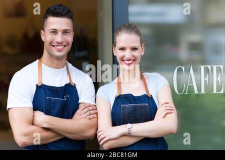 Coppia che lavora al bar Foto Stock