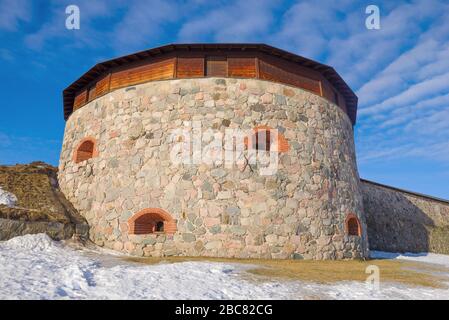 L'antica torre rotonda della fortezza della prigione si chiude in un giorno di marzo soleggiato. Hameenlinna Finlandia Foto Stock