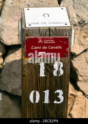 Indicazione sul sentiero Camí de Cavalls che segue la costa intorno a Minorca,Isole Baleari,Spagna,Europa Foto Stock