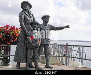 Statua di Jeanne Rhynhan di 'Annie' Moore e dei suoi due fratelli a Cobh. Foto Stock