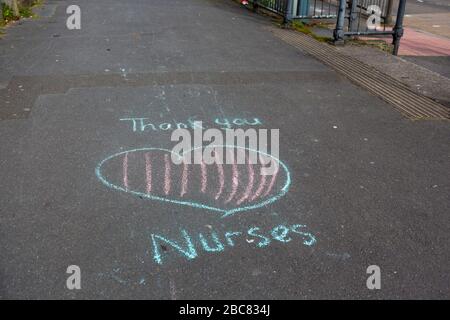 Carmarthen, Regno Unito. 3 aprile 2020. Graffiti di gesso del bambino sul pavimento che dice grazie Nurses come parte dell'iniziativa di Clap for Carers durante il blocco pandemico di Coronavirus in Galles, Regno Unito. Credito: Gruffydd Ll. Thomas/Alamy Live News Foto Stock