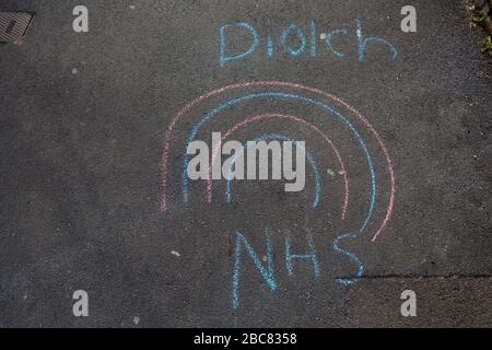 Carmarthen, Regno Unito. 3 aprile 2020. Graffiti di gesso del bambino sul marciapiede dicendo Diolch / grazie NHS come parte di Clap per Carers iniziativa durante Coronavirus pandemic lockdown in Galles, Regno Unito. Credito: Gruffydd Ll. Thomas/Alamy Live News Foto Stock