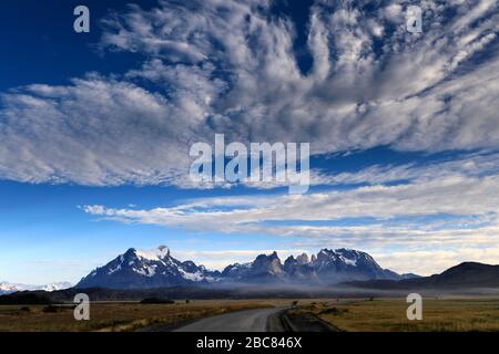 Vista del Cerro Paine Grande e Cordillera De Paine, Torres de Paine, regione Magallanes, Patagonia, Cile Foto Stock