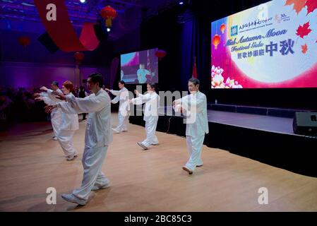 Spettacolo d'arte marziale Cinese Tai Chi al Festival della Luna di Mid Autumn al Toronto Chinese Community Center Foto Stock