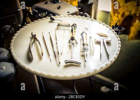 ufficio dentale abbandonato, luogo perduto, posate dentale Foto Stock