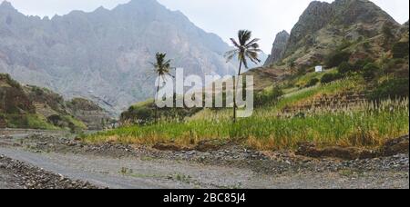 Panorama del canyon essiccato tra la fertile valle verde e scogliere scoscese. Santo Antao, Capo Verde. Foto Stock