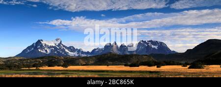 Vista del Cerro Paine Grande e Cordillera De Paine, Torres de Paine, regione Magallanes, Patagonia, Cile Foto Stock