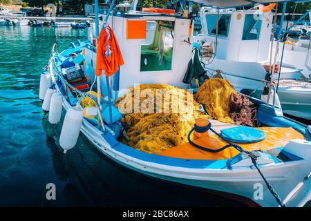 Tradizionale barca da pesca colorata in mare, Grecia. Giornata estiva soleggiata. Foto Stock