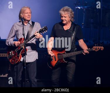 Justin Hayward e John Lodge (da L a R) dei Moody Blues si esibiscono con Graeme Edge e il resto della band al Kravis Center for the Performing Ar Foto Stock