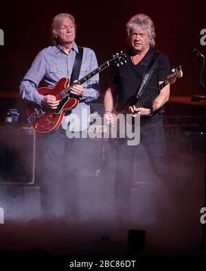 Justin Hayward e John Lodge (da L a R) dei Moody Blues si esibiscono con Graeme Edge e il resto della band al Kravis Center per LA A Foto Stock