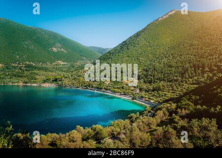 Spiaggia di Antisamos sull'isola di Cefalonia, Grecia. Acqua cristallina, enormi colline sovrastate di cipressi, pini e ulivi. Splendida vista su mediterr Foto Stock