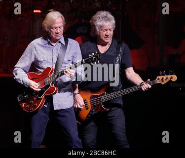 Justin Hayward e John Lodge (da L a R) dei Moody Blues si esibiscono con Graeme Edge e il resto della band al Kravis Center for the Performing Ar Foto Stock