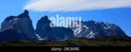 Vista del Cerro Paine Grande e Cordillera De Paine, Torres de Paine, regione Magallanes, Patagonia, Cile Foto Stock