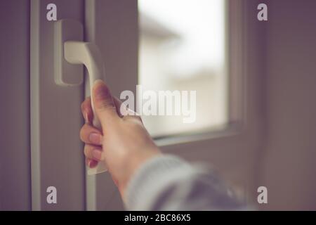 La mano della donna apre la finestra, vista laterale. Foto Stock