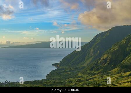 L'isola di Samosir nel mezzo di danau Toba in lontananza è più grande di Singapore. Lago di dimensioni pazzesche, semplicemente enorme Foto Stock