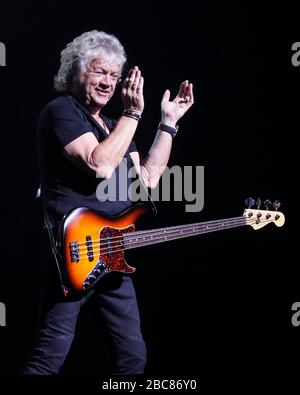 John Lodge of the Moody Blues si esibisce con Justin Hayward, Graeme Edge e il resto della band al Kravis Center for the Performing Arts di Palm Foto Stock