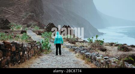 Escursionista maschile ammirando il bellissimo paesaggio suggestivo della costa frastagliata sul sentiero di trekking fino a Cruzinha. Santo Antao Capo Verde. Foto Stock