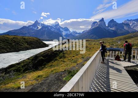 Vista estiva della cascata Salto Grande, Lago Pehoe, Torres de Paine, regione Magallanes, Patagonia, Cile, Sud America Foto Stock