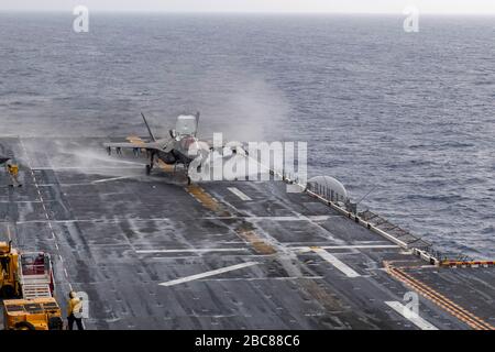 Un combattente furtivo statunitense F-35B Lightning II, assegnato alla 31st Marine Expeditionary Unit, esegue un atterraggio verticale sul ponte di volo della nave d'assalto anfibio di Flagship America USS America durante le operazioni di routine del 28 marzo 2020 nel Mare delle Filippine. Foto Stock