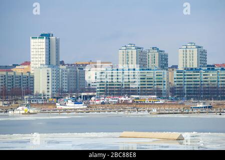 HELSINKI, FINLANDIA - 08 MARZO 2019: Edifici residenziali moderni nel paesaggio urbano in un giorno di marzo Foto Stock