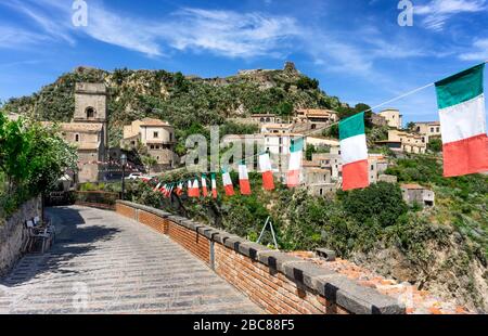 Bandiere d'Italia appese su una corda lungo la strada nel villaggio di Savoca in Sicilia. Foto Stock