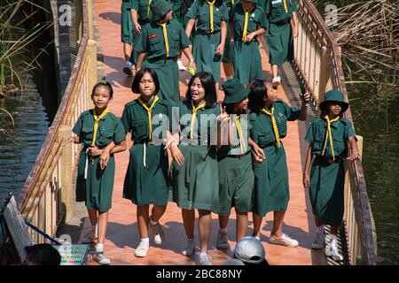 Ratchaburi, Thailandia 12.22.2019: Guide tailandesi (Girl Scouts) nel Khao Ngu Rock Park, il nome Khao Ngu significa colline di serpenti Foto Stock