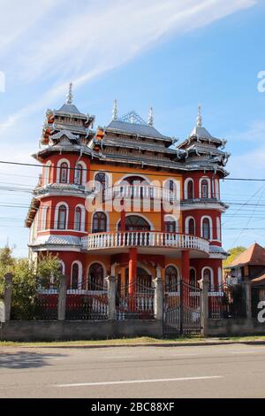 Casa di lusso di persone Rom chiamato 'tiganesti palato' in Huedin, Romania Foto Stock