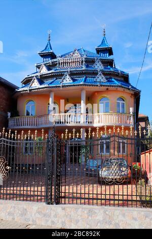 Casa di lusso di persone Rom chiamato 'tiganesti palato' in Huedin, Romania Foto Stock