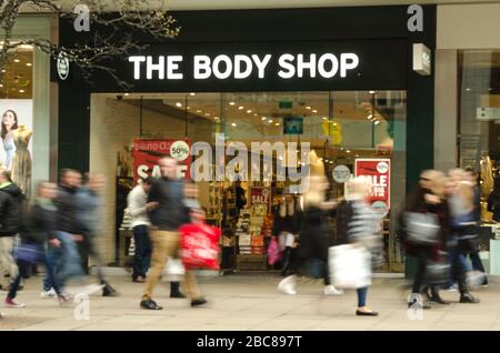 Il negozio Body Shop con gli amanti dello shopping in movimento a Oxford Street - Londra Foto Stock