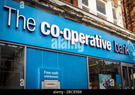 The Co-opertive Bank - High Street retail ban - logo esterno / segnaletica - Londra Foto Stock