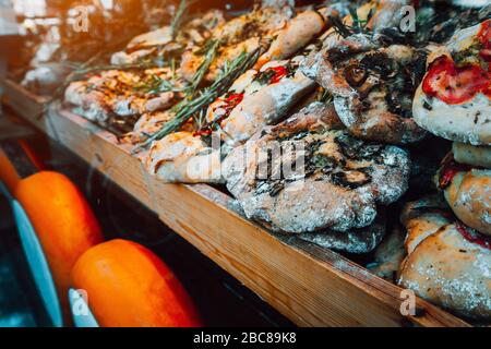 Forno esterno in Amsterdam, Paesi Bassi. Close-up di panificio intero rack di diversi tipi di pane, pasticceria e formaggio. Foto Stock