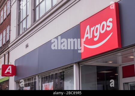 Negozio Argos, grande rivenditore britannico di alta strada - logo esterno / segnaletica - Londra Foto Stock