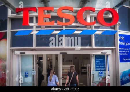 Tesco- catena di supermercati inglesi di grandi dimensioni- logo esterno / segnaletica- Londra Foto Stock