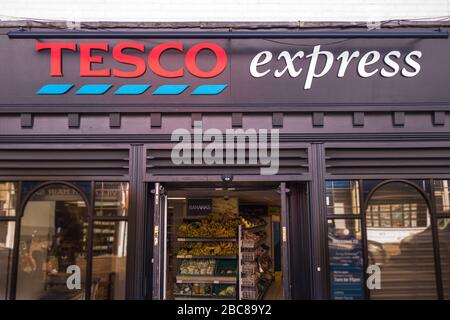 Tesco Express- versione locale della grande catena di supermercati inglesi- logo esterno / segnaletica- Londra Foto Stock